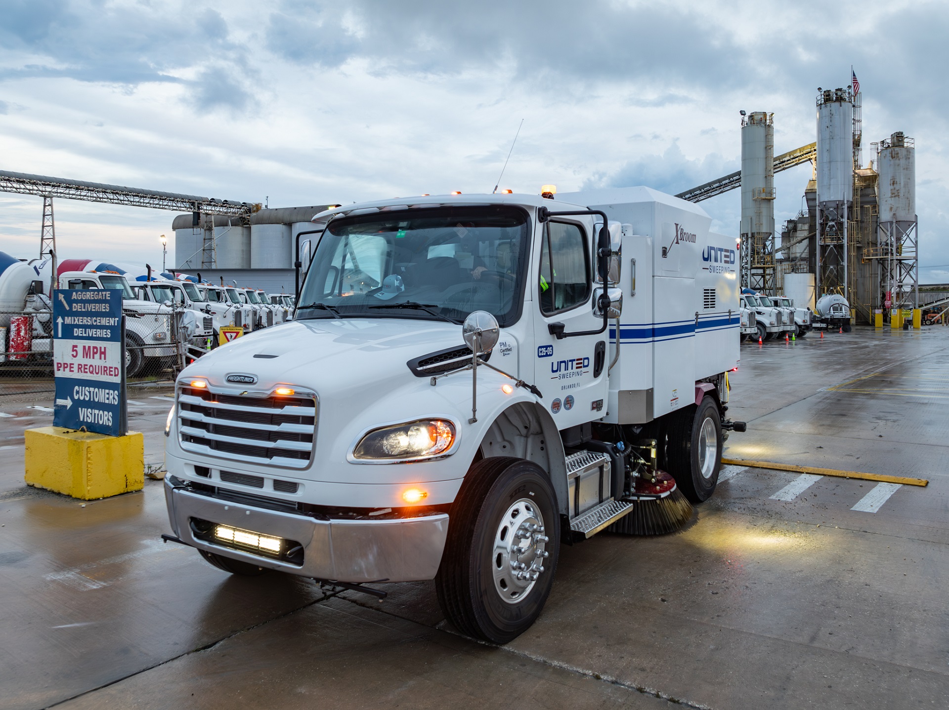 commercial sweeping services parking lots, shopping malls and parking garages United Sweeping